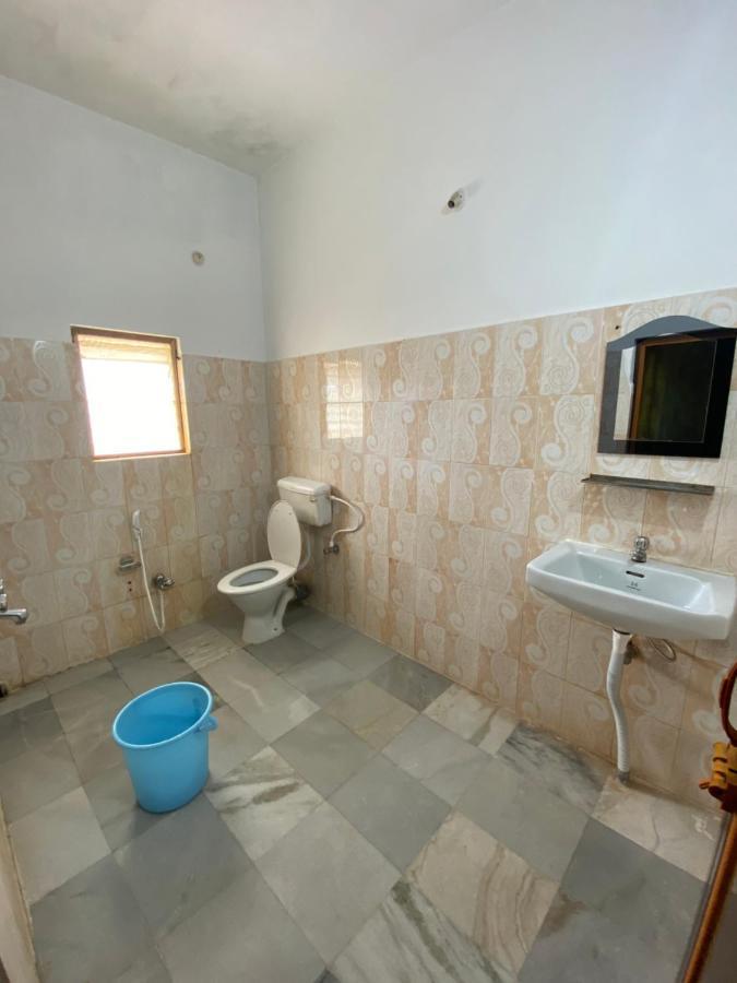 Hotel Aavaas Пури Екстериор снимка